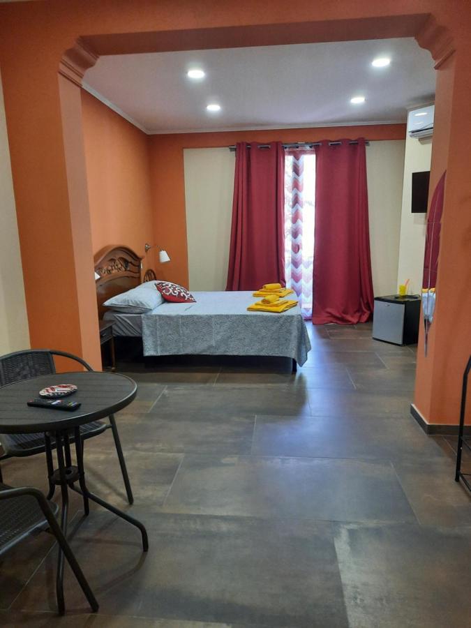 Bed and Breakfast Taorbay Giardini-Naxos Habitación foto